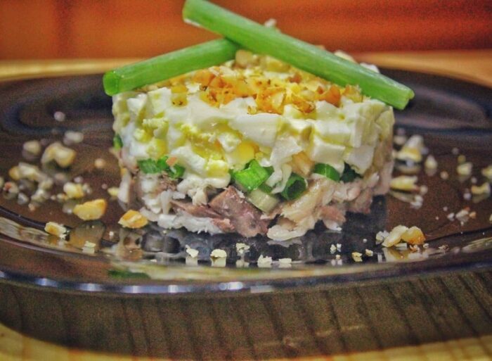 салат с копченой рыбой и маринованными огурцами