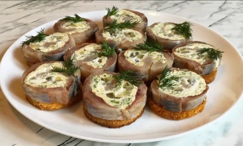 сельдь со сливочным сыром в рулете 