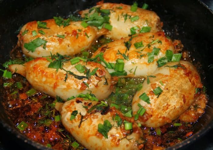кальмар с яйцом грибами и сыром обжаренные на сковороде
