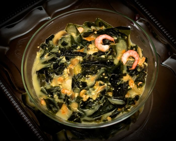 уха с морской капустой и креветками 
