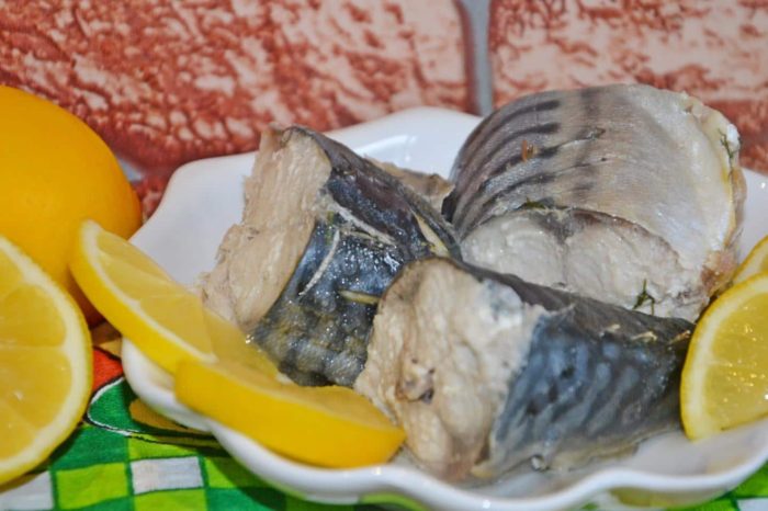 Отварная скумбрия кусками 