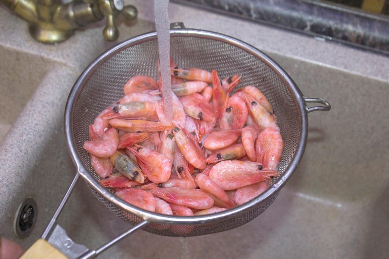 промывание креветок под водой