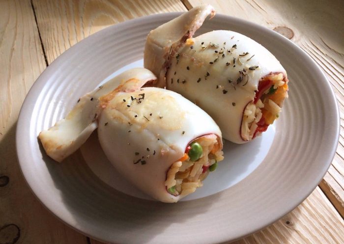 Фаршированные кальмары с овощами