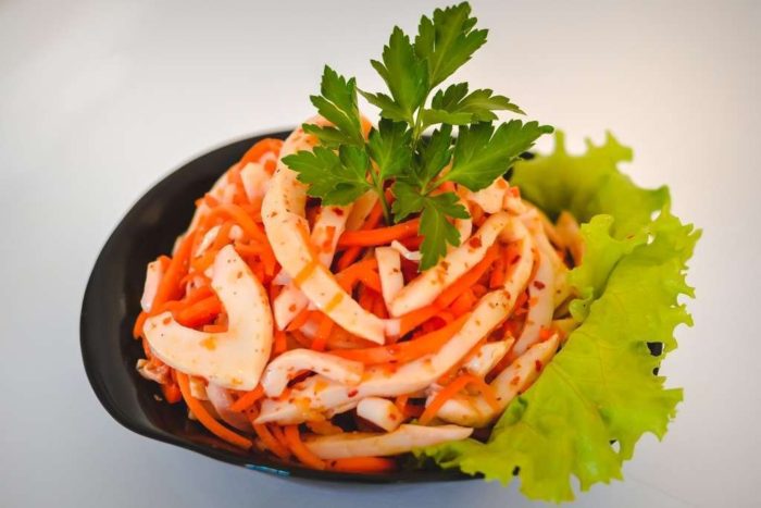 сытный салат с кальмаром и пекинской капустой 