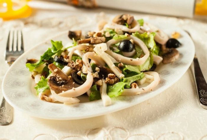 салат с грибами и кальмарами 