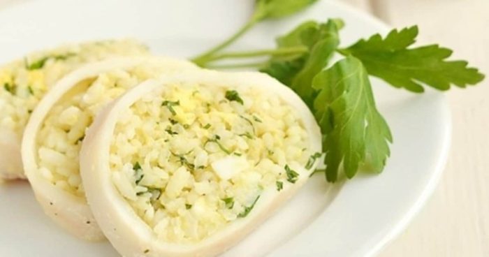 Кальмары, фаршированные яйцом, луком, рисом