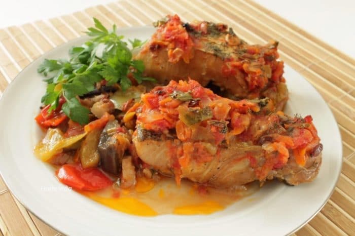 камбала с луком и морковью в томатном соусе 