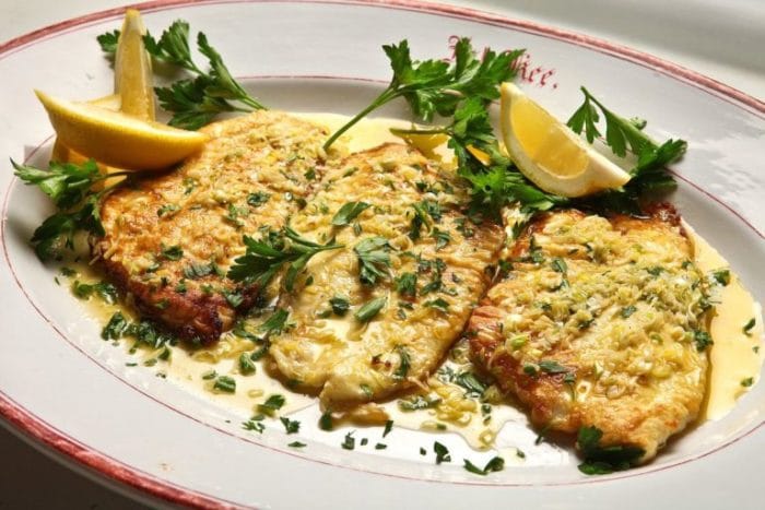 камбала запеченная с луком и шпинатом 