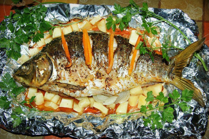 карп запеченный с овощами 