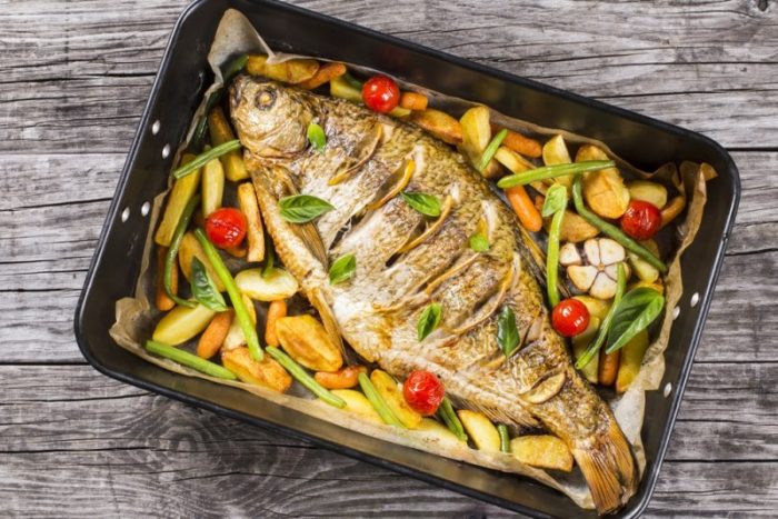 карп запеченый с овощами 
