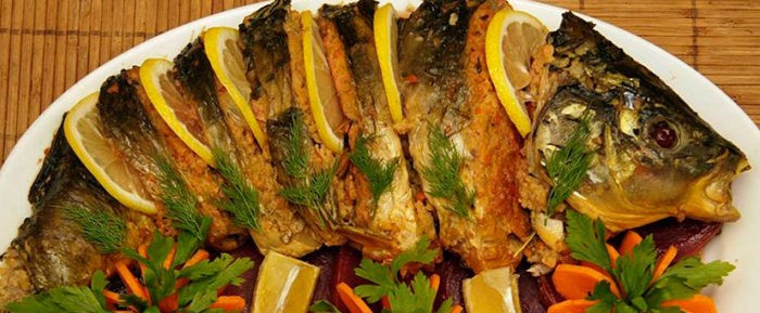 карп запеченый с лимоном 