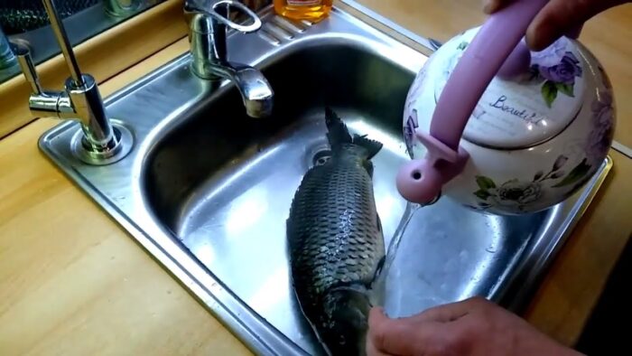 тушку стоит ошпарить кипятком 