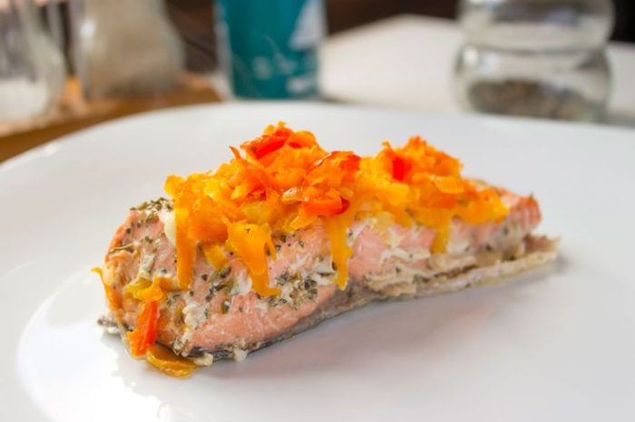 кижуч в сливочном соусе с морковью 
