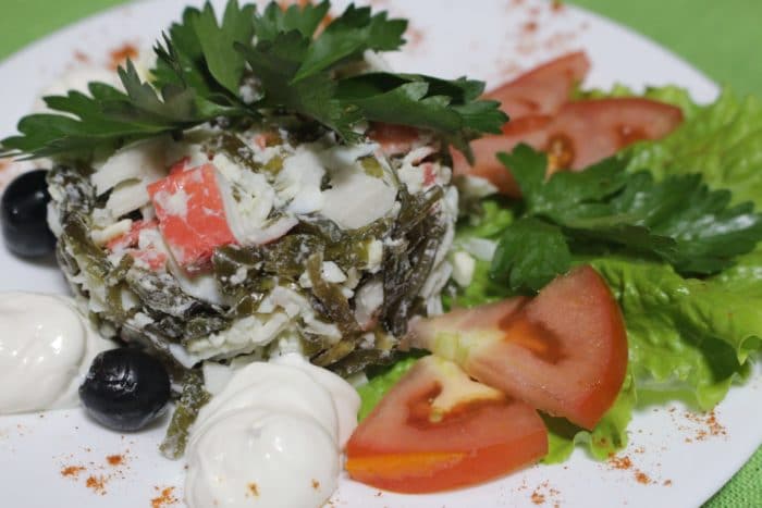 7 отличных салатов с крабовыми палочками и морской капустой