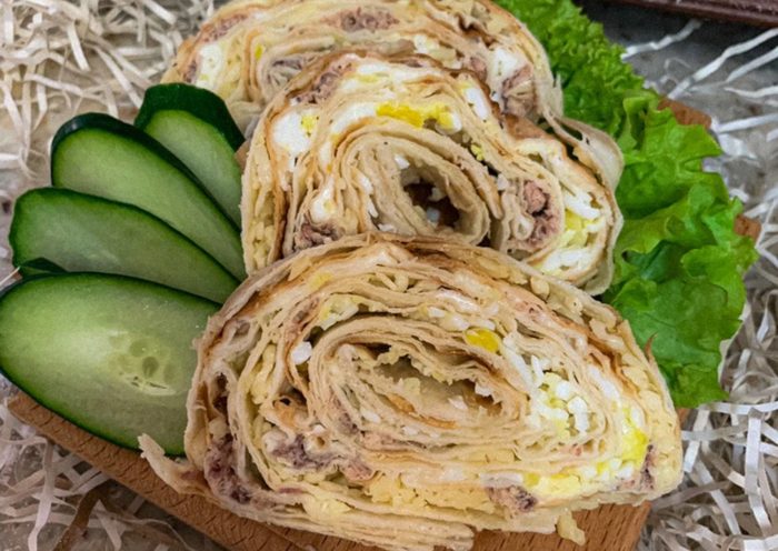 лаваш с копченым сыром и икрой мойвы 