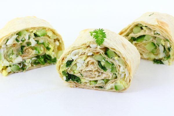 лаваш с икрой мойвы и огурцом 