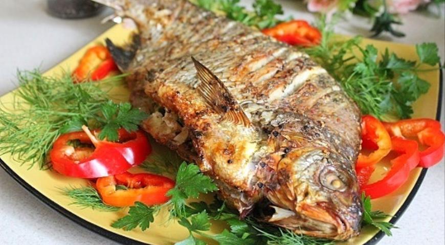 запеченый лещ на блюде