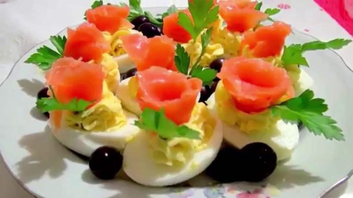 куриные яйца с семгой 