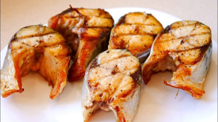 скумбрия на решетке кусочками 