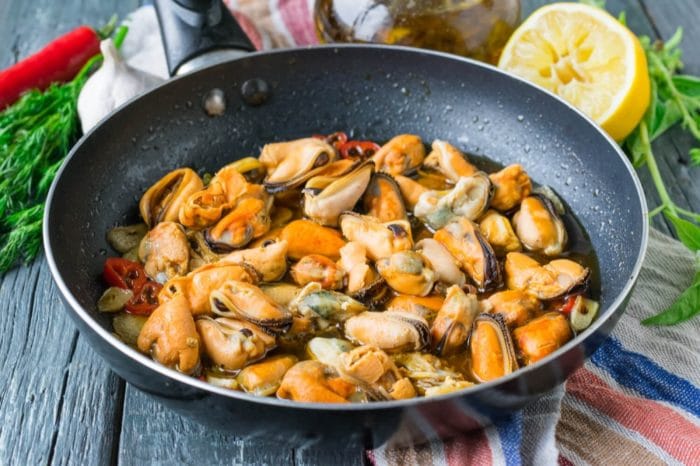 Тушеные в бульоне с чесноком и луком