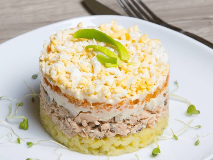 простой салат с сыром и яйцом 