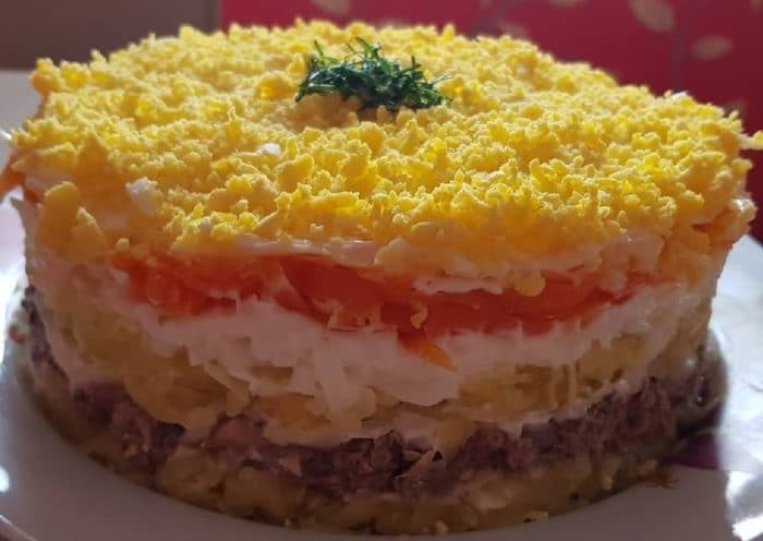 слоеный салат мимоза с красной рыбой 