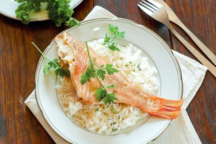 морской окунь с гарниром из риса 