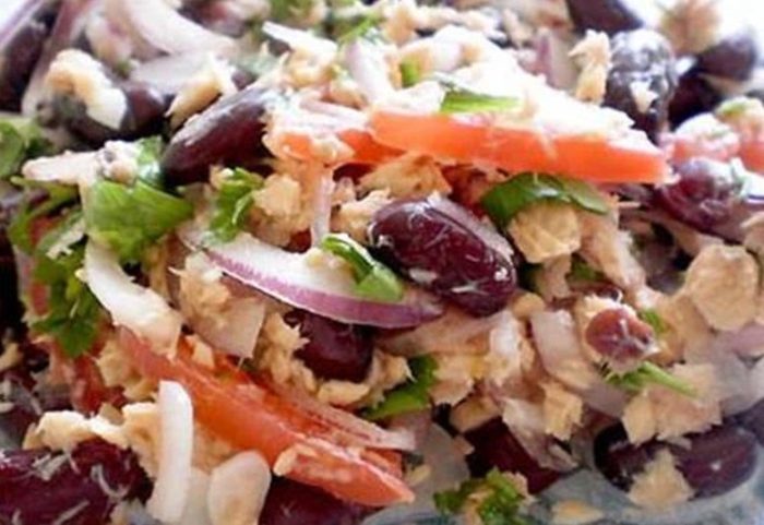 салат с горбушей, фасолью и помидорами