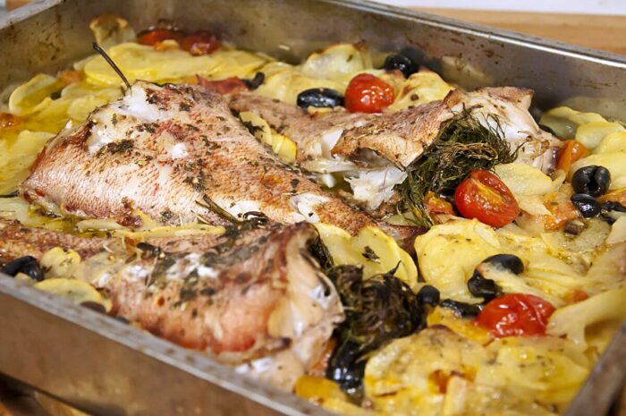 окунь с картофелем и овощами 
