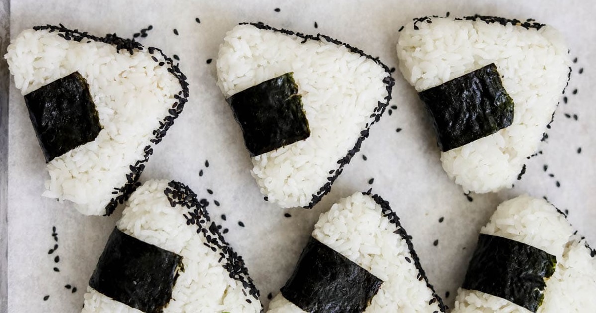 Онигири с тунцом