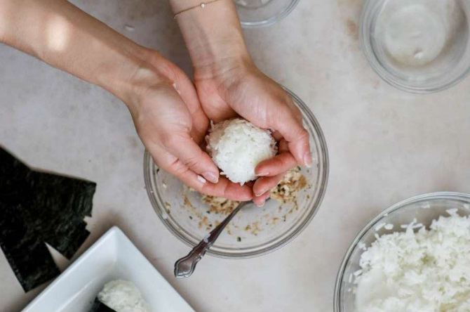 лепим рисовый шарик