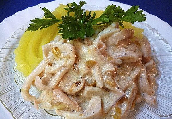 Тушеные кольца кальмара в сметанном соусе