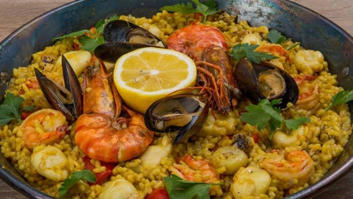 Паэлья с морепродуктами и овощами