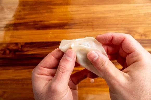 лепим пельмень