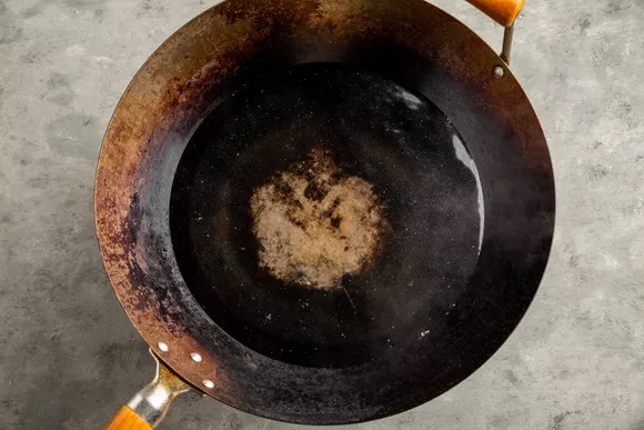 наливаем воду в вок