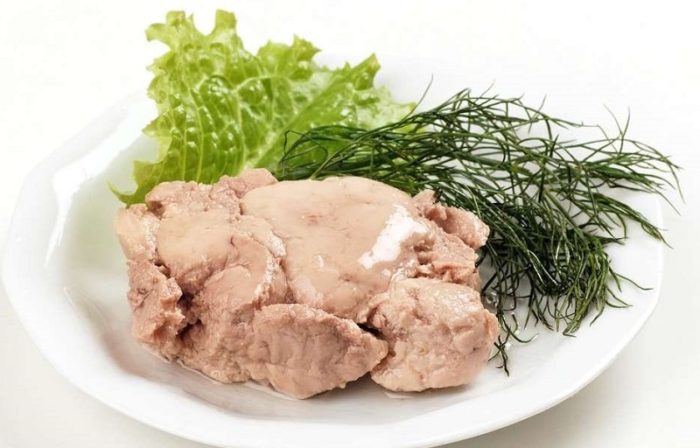 печень трески со свежей зеленью 