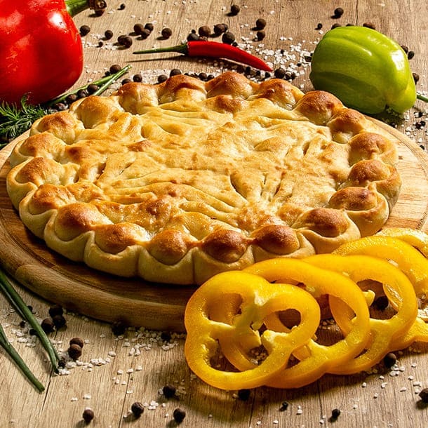 вариант подачи соленого пирога с палтусом