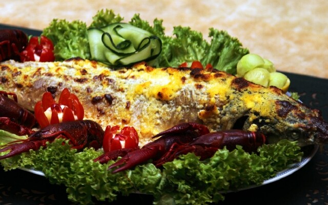 стерлядь под сыром с овощами 
