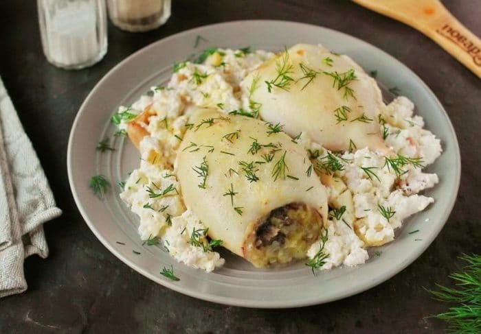 кальмар с омлетом и шампиньонами