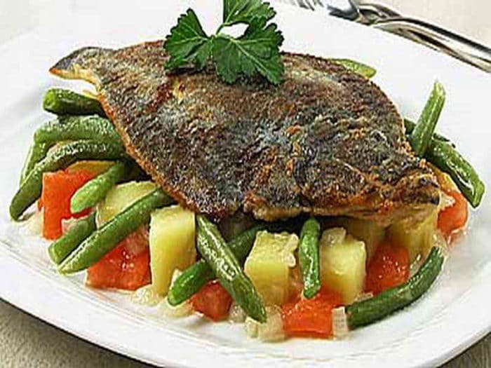 камбала с овощами 