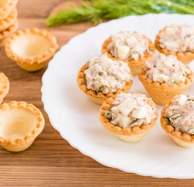 тарталетки с консервированной горбушей и сыром Фета