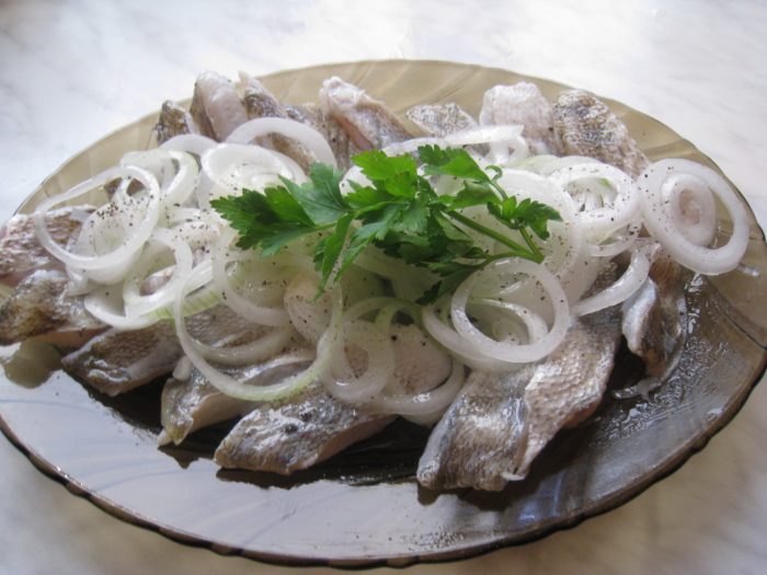соленая рыба с уксусом и маслом