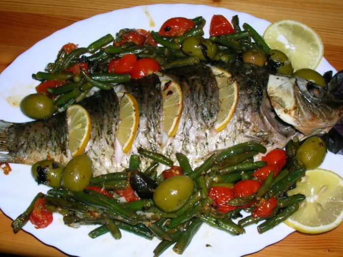 карп с овощами и лимоном 