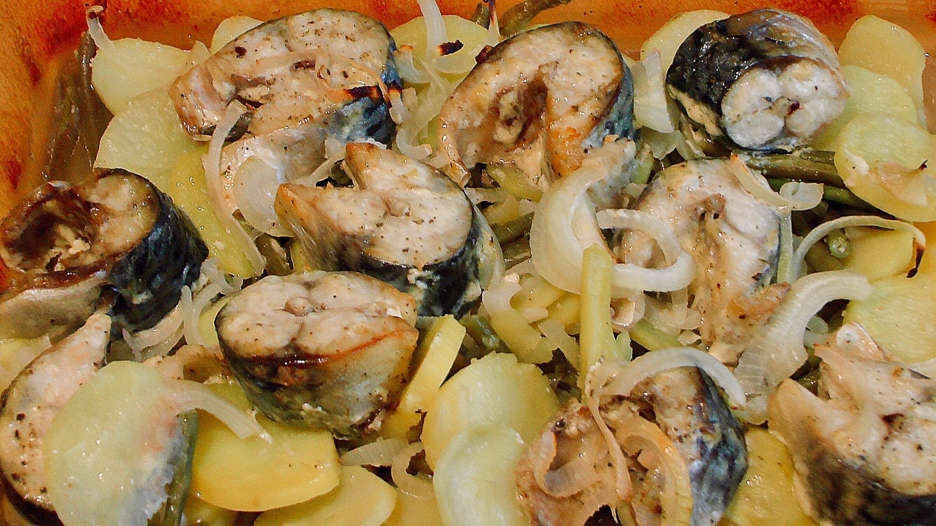 рыба с луком и картошкой в духовке