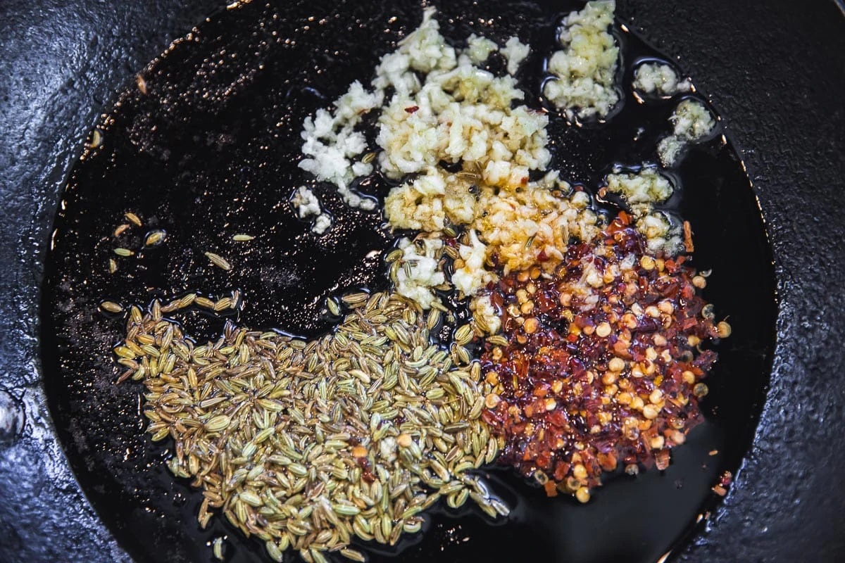 обжариваем чеснок со специями