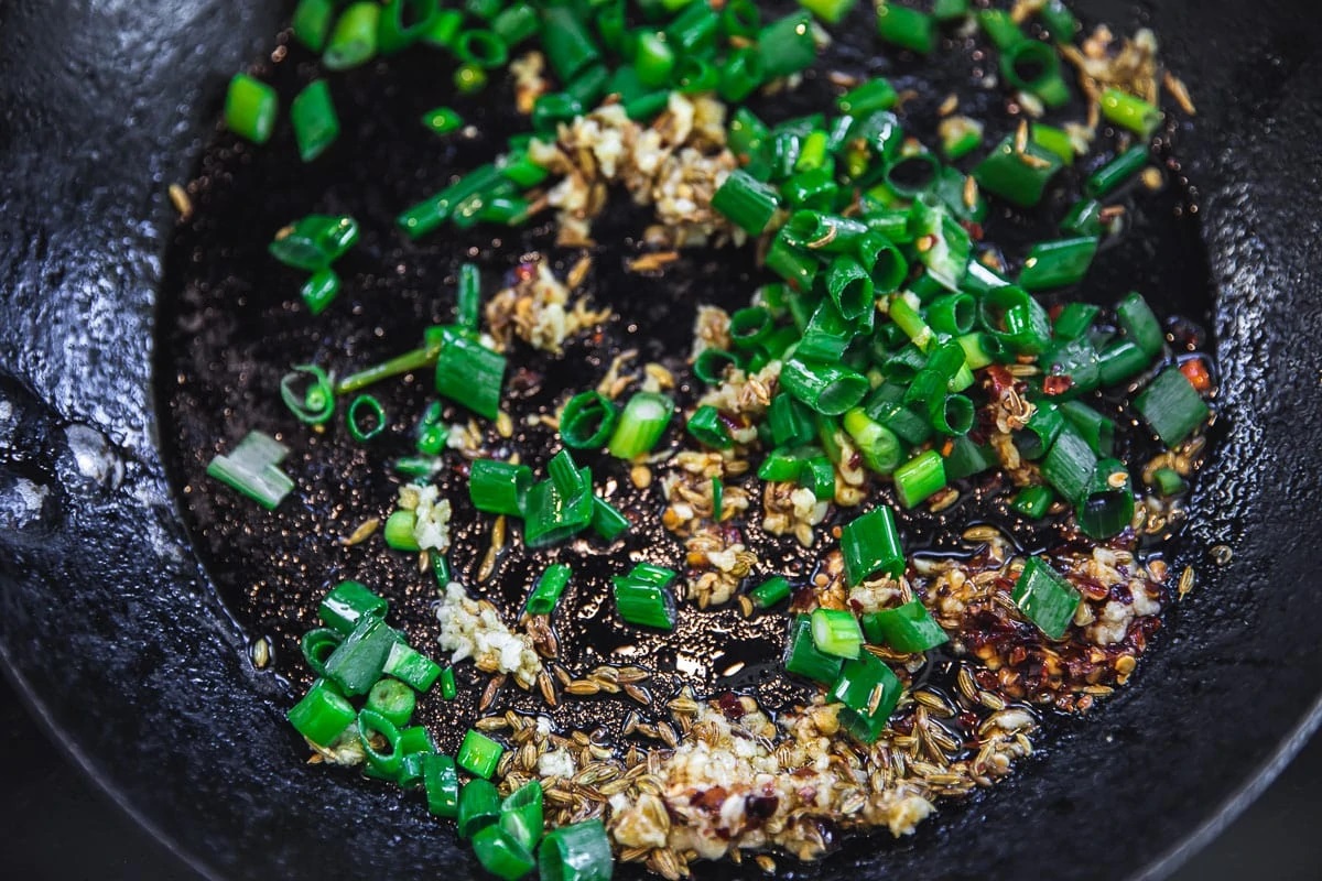 добавляем зеленый лук