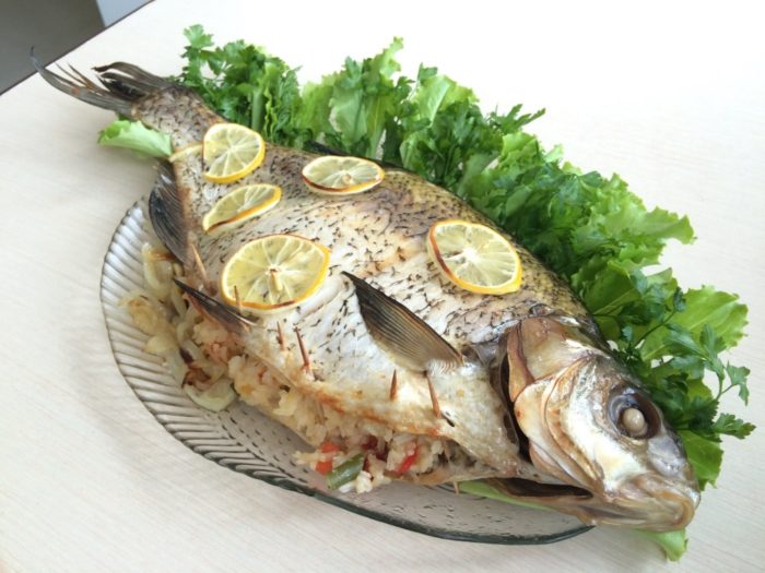 карп фаршированный грибами и рисом 