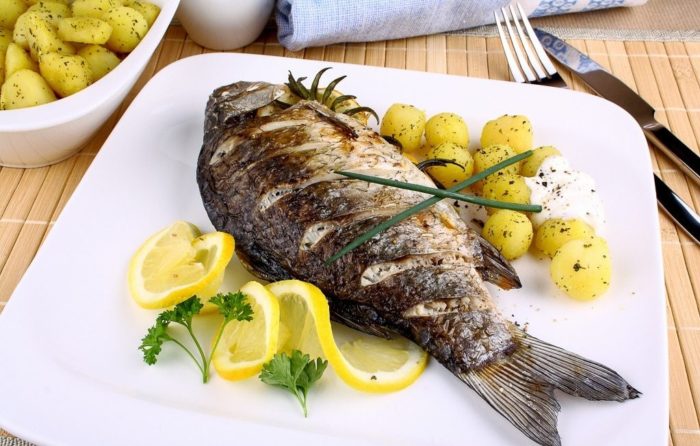карп с лимоном и картофелем 