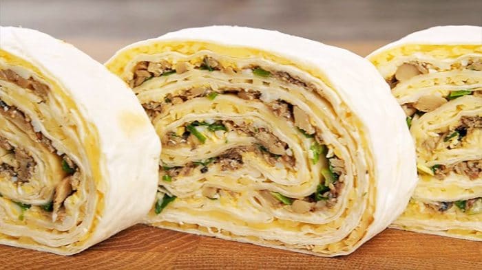 рулет с начинкой из сыра и шпрот 