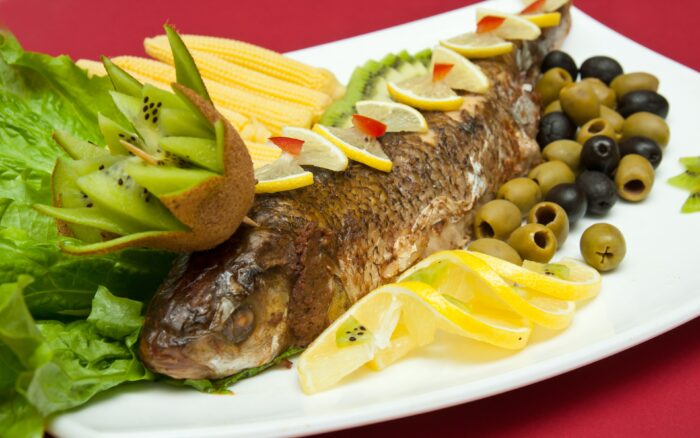 рыба запеченая с лимоном и маслинами 